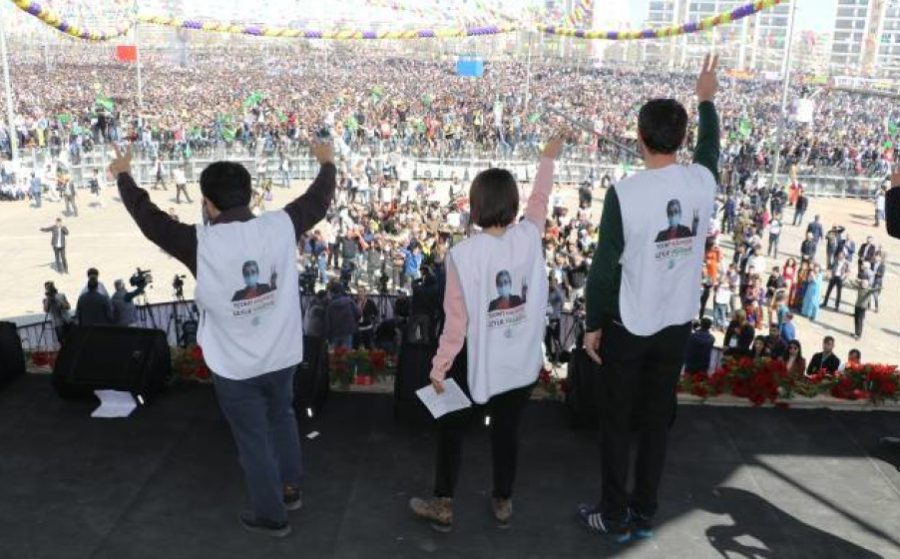 Les Députés en grève de la faim, Dersim Dag (au milieu), Tayip Temel et Murat Sarisac, saluant la foule rassemblée pour la célébration du Newroz, à Diyarbakir, le 21 mars 2019