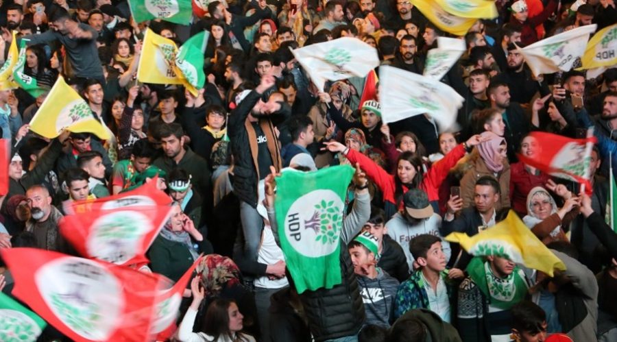 La population de Diyarbakir fêtant la victoire du HDP à l'annonces des premiers résultats des élections municipales le 31 mars au soir.