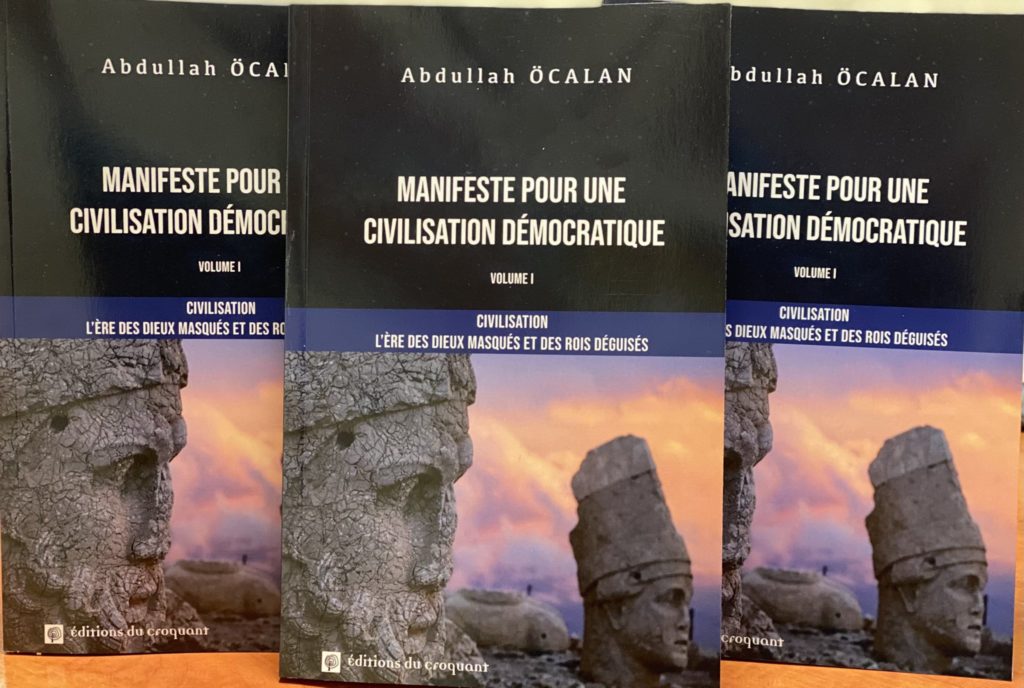 "Civilisation : L’ère des dieux masqués et des rois déguisés" d’Öcalan est le premier volume du "Manifeste pour une civilisation démocratique