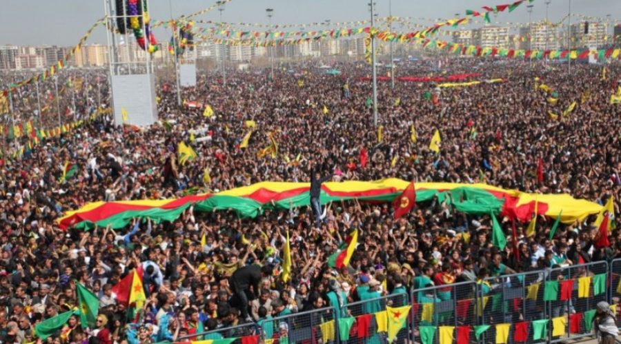 Le Newroz marque, pour de nombreux peuples du Moyen-Orient et d’Asie centrale, l’entrée dans la nouvelle année et le début du printemps, autrement dit la renaissance de la nature. Pour les Kurdes, cette journée a une signification supplémentaire : elle incarne la résistance, la victoire contre l’oppression. Le feu du Newroz allumé partout au Kurdistan le 21 mars remonte à des milliers d’année, au jour où le forgeron Kawa alluma un feu sur la montagne pour annoncer la victoire du peuple contre le tyran Dehak. Depuis, les Kurdes n’ont cessé de se révolter contre les régimes oppresseurs qui ont cherché à les rayer de la carte.