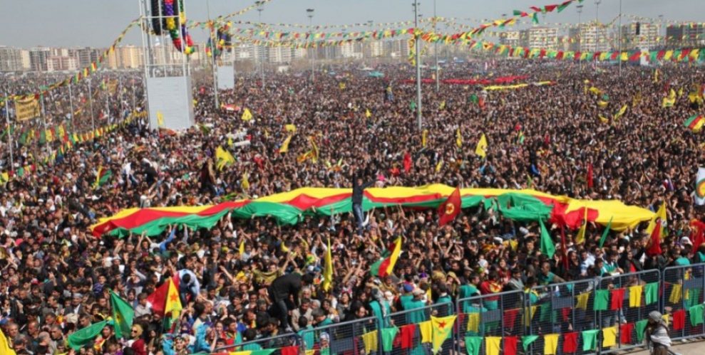 Le Newroz marque, pour de nombreux peuples du Moyen-Orient et d’Asie centrale, l’entrée dans la nouvelle année et le début du printemps, autrement dit la renaissance de la nature. Pour les Kurdes, cette journée a une signification supplémentaire : elle incarne la résistance, la victoire contre l’oppression. Le feu du Newroz allumé partout au Kurdistan le 21 mars remonte à des milliers d’année, au jour où le forgeron Kawa alluma un feu sur la montagne pour annoncer la victoire du peuple contre le tyran Dehak. Depuis, les Kurdes n’ont cessé de se révolter contre les régimes oppresseurs qui ont cherché à les rayer de la carte.