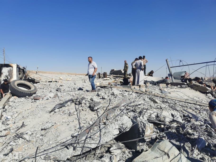 En l’espace de 24 heures, l’armée turque a bombardé la ville de Shengal à deux reprises. Lundi, les drones de l’aviation tuque ont ciblé un véhicule dans le centre-ville, faisant deux morts et plusieurs blessés. À peine 24 heures plus tard, c’est un hôpital de la région qui a été ciblé par plusieurs frappes qui ont également visé les personnes qui tentaient de secourir les blessés ensevelis sous les décombres de l’hôpital. La Turquie exprime effrontément ses ambitions génocidaires à l’encontre de la population kurde yézidie de Shengal.