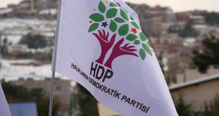 Craignant sa propre chute, la coalition islamo-fasciste au pouvoir en Turquie tente de faire interdire le Parti démocratique des Peuples (HDP) qui représente une troisième voie et un espoir pour les peuples. Le HDP est ainsi sous le coup d’une procédure de dissolution basée sur des accusations factices. L'alliance formée par l’AKP (Parti de la Justice et du Développement) et le MHP (Parti d’Action nationaliste) a transformé la Turquie en une prison ouverte. Tous les opposants, toutes celles et ceux qui osent exprimer des opinions différentes de celles admises par le régime turc sont réduits au silence par la répression, la violence et les massacres. Pour ce faire, l’Etat turc utilise les méthodes les plus dictatoriales et les plus abjectes, foulant aux pieds le droit et la morale.
