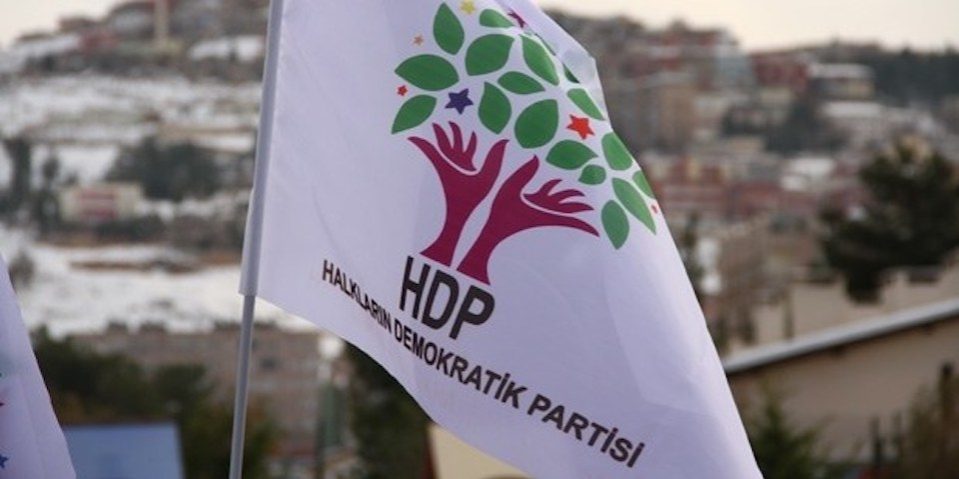 Craignant sa propre chute, la coalition islamo-fasciste au pouvoir en Turquie tente de faire interdire le Parti démocratique des Peuples (HDP) qui représente une troisième voie et un espoir pour les peuples. Le HDP est ainsi sous le coup d’une procédure de dissolution basée sur des accusations factices. L'alliance formée par l’AKP (Parti de la Justice et du Développement) et le MHP (Parti d’Action nationaliste) a transformé la Turquie en une prison ouverte. Tous les opposants, toutes celles et ceux qui osent exprimer des opinions différentes de celles admises par le régime turc sont réduits au silence par la répression, la violence et les massacres. Pour ce faire, l’Etat turc utilise les méthodes les plus dictatoriales et les plus abjectes, foulant aux pieds le droit et la morale.