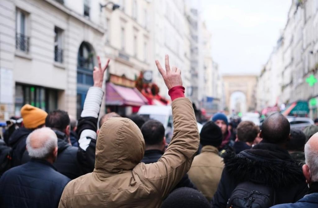 Appel à manifester samedi 24 décembre, 12h, sur la place de la République, pour dénoncer l'attentat terroriste contre le siège du CDK-F