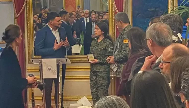 Ce lundi, l'Ambassadeur de France en Turquie a été convoqué par le Ministère turc des Affaires étrangères suite à la remise d'une décoration aux commandants des Unités de protection des femmes (YPJ) et des Unités de protection du peuple (YPG) lors d'une réception de Newroz au Sénat.