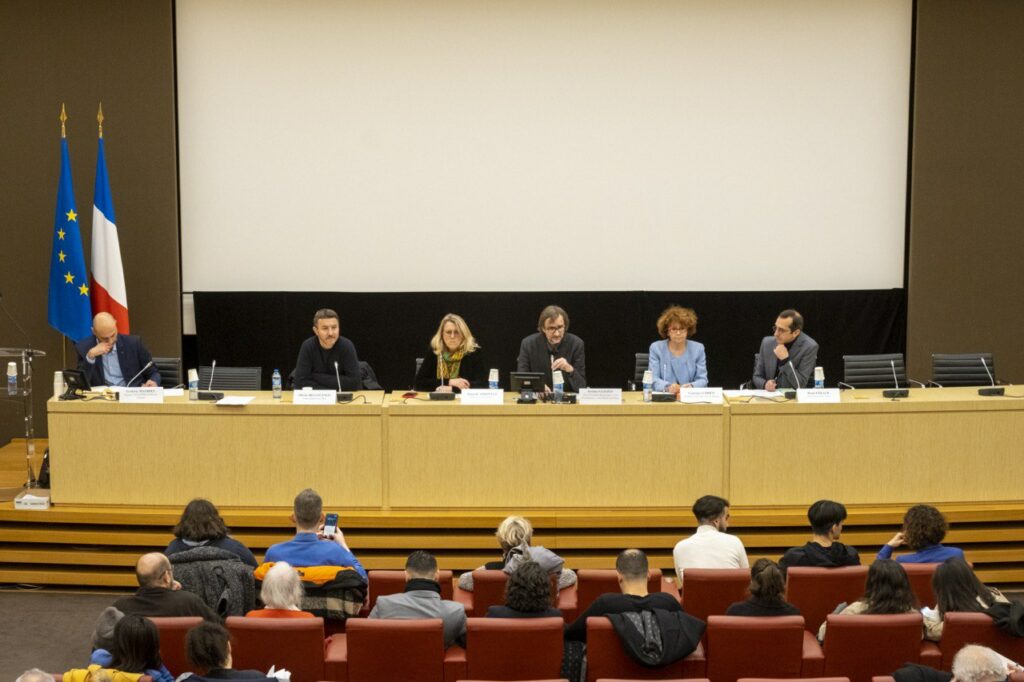 Il y a 10 ans, le 9 janvier 2013, trois militantes kurdes, Sakine Cansiz, Fidan (Rojbîn) Dogan et Leyla Saylemez, étaient froidement assassinées dans les locaux du Centre d'Information du Kurdistan (CIK), au coeur de Paris. Leurs corps sans vie ont été découverts dans la nuit du 9 au 10 janvier par leurs amis. Chacune avait reçu trois balles dans la tête. Fidan Dogan avait en plus une balle dans la bouche, « parce qu’elle parlait », dira Antoine Comte, avocat des parties civiles.