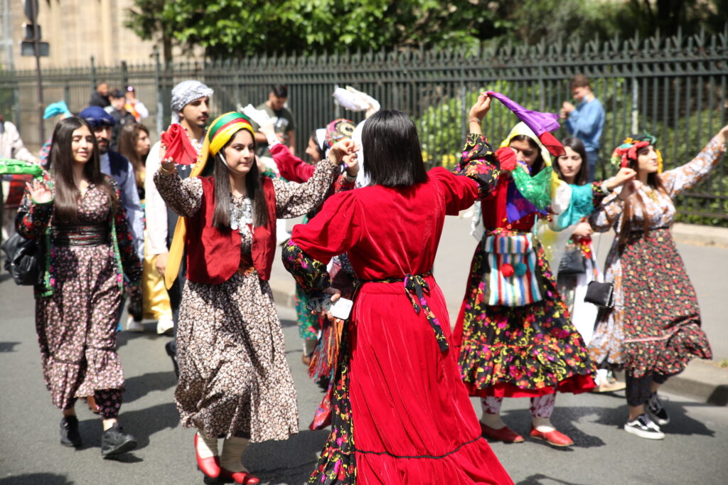 Le Festival commencera en musique et couleurs avec un défilé folklorique depuis le 16 rue d’Enghien jusqu’à la Mairie de Paris 10