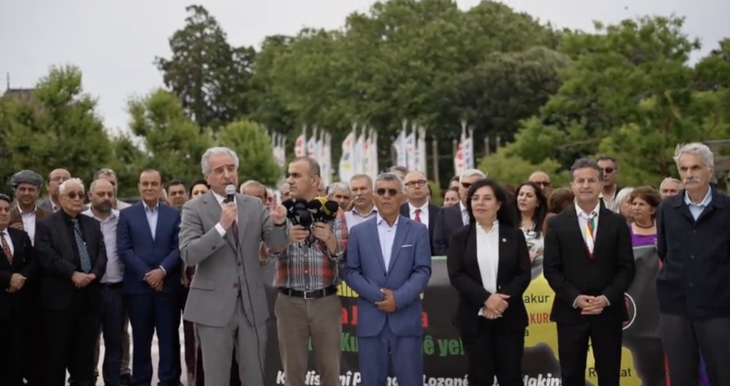 A l'occasion du 100ème anniversaire du Traité de Lausanne, les Kurdes et les autres peuples du Kurdistan ont participé à la Conférence de Lausanne. Le processus du sinistre traité de Lausanne a été discuté en détail. Il y a 100 ans, les dirigeants de l'État turc et de certains États européens (la Grande-Bretagne, la France, l'Italie, la Grèce, la Roumanie, la Bulgarie, le Portugal, la Belgique, la Serbie, la Croatie et la Slovénie, les pays qui sont devenus plus tard la Yougoslavie) et le Japon (tous les États du monde occidental) se sont assis autour d'une table et ont décidé du sort du Kurdistan.