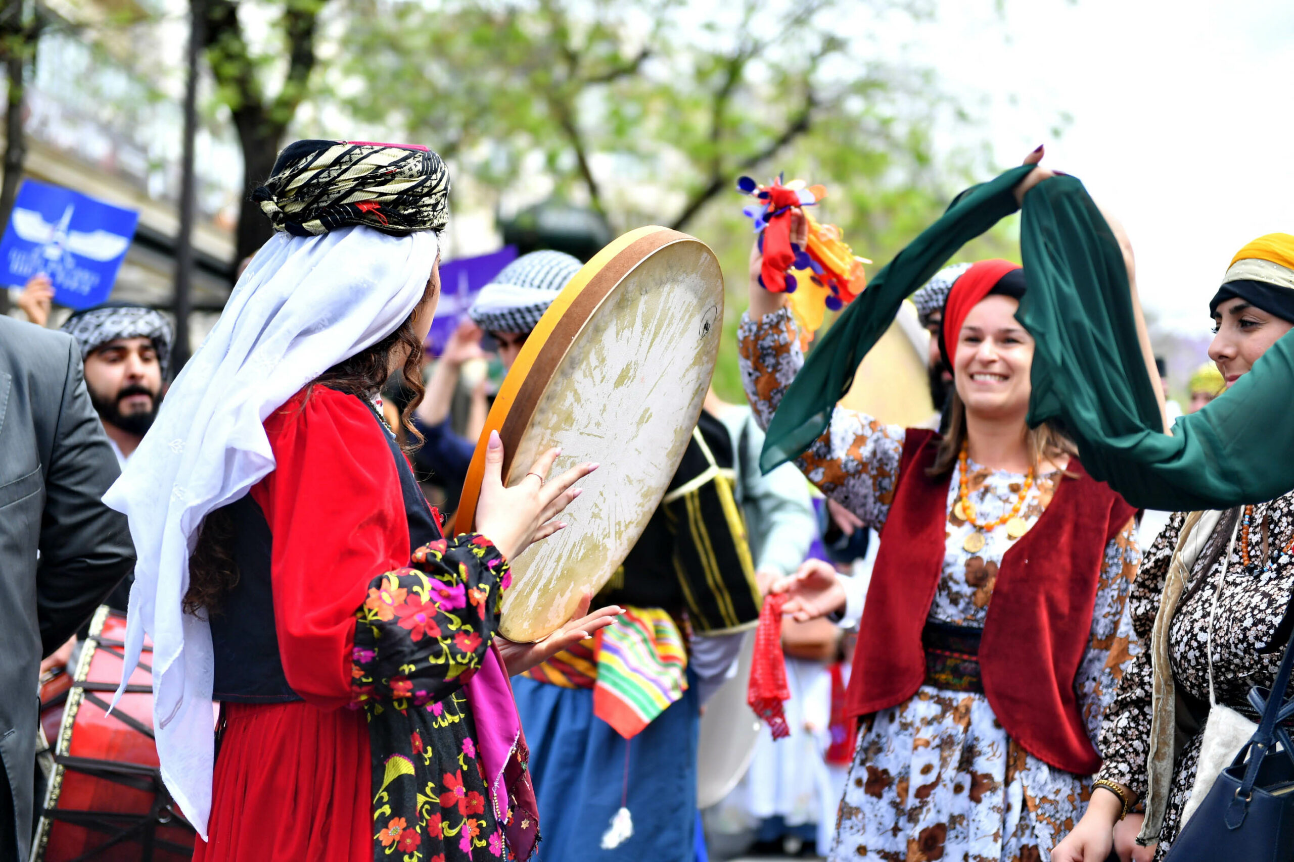 Le Festival commencera en musique et couleurs avec un défilé folklorique depuis le 16 rue d’Enghien jusqu’au Carreau du Temple