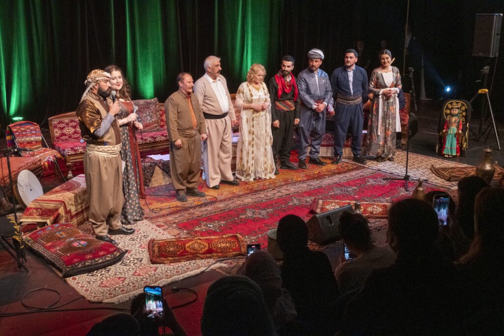 Le Festival s'invite cette année dans la ville de Mantes-la-Jolie avec un concert de Dengbêj (bardes kurdes) accompagné d'un buffet