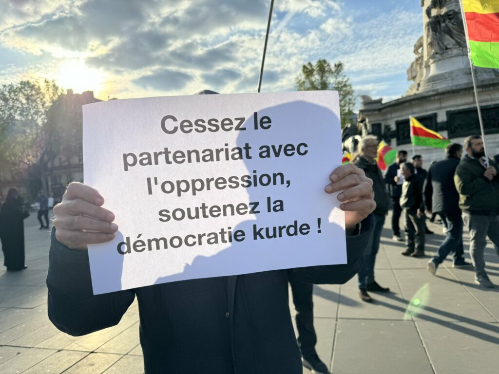 Le Conseil Démocratique Kurde en France accueille avec soulagement la nouvelle de la libération des sept Kurdes arrêtés sous de fausses accusations de terrorisme, bien que leur mise en examen continue de refléter une stigmatisation injustifiée de la communauté kurde en France.