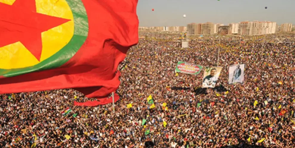 la décision prise par le Parti des Travailleurs du Kurdistan (PKK) de se dissoudre et de mettre un terme à la lutte armée