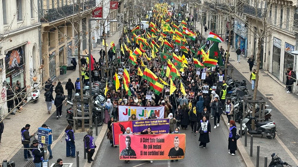Une grande foule défile à Marseille avec des drapeaux kurdes