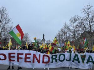 Depuis le 6 janvier, le peuple kurde du Rojava a รฉtรฉ confrontรฉ ร une offensive militaire dโampleur marquรฉe par des siรจges, des bombardements, des dรฉplacements forcรฉs de populations civiles et une crise humanitaire grave. Cette sรฉquence de violences a menacรฉ lโexistence mรชme des populations kurdes ainsi que les acquis dรฉmocratiques, politiques et sociaux construits au Rojava au prix de lourds sacrifices.