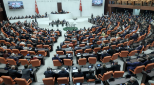 Le Conseil démocratique kurde en France salue l’adoption, le 10 août 2026 par la Grande Assemblée nationale de Turquie, de la loi établissant un premier cadre juridique au processus de paix et de société démocratique engagé depuis près de deux ans. PKK