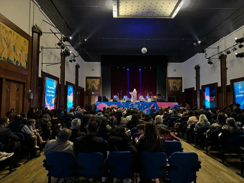 Le public réuni pour un concert du festival dans une salle de Montreuil