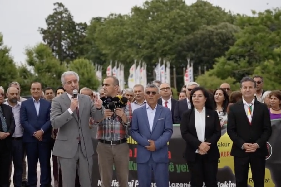 A l'occasion du 100ème anniversaire du Traité de Lausanne, les Kurdes et les autres peuples du Kurdistan ont participé à la Conférence de Lausanne. Le processus du sinistre traité de Lausanne a été discuté en détail. Il y a 100 ans, les dirigeants de l'État turc et de certains États européens (la Grande-Bretagne, la France, l'Italie, la Grèce, la Roumanie, la Bulgarie, le Portugal, la Belgique, la Serbie, la Croatie et la Slovénie, les pays qui sont devenus plus tard la Yougoslavie) et le Japon (tous les États du monde occidental) se sont assis autour d'une table et ont décidé du sort du Kurdistan.