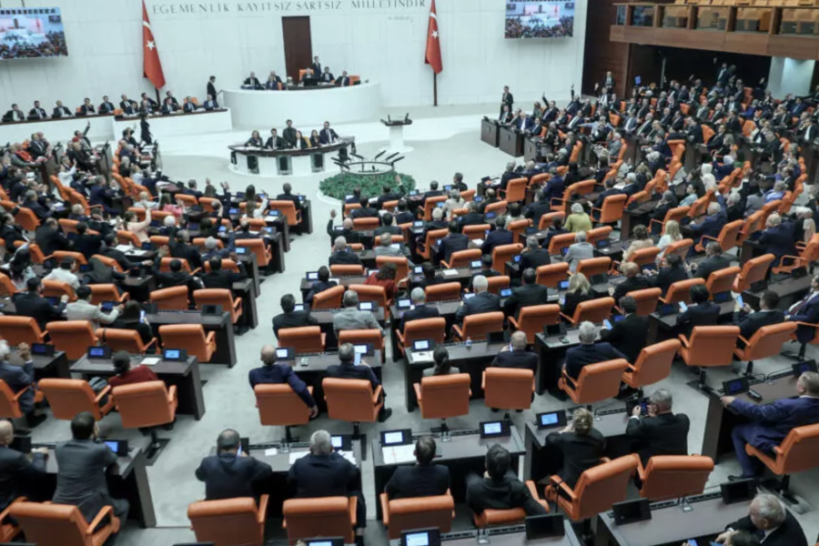 Le Conseil démocratique kurde en France salue l’adoption, le 10 août 2026 par la Grande Assemblée nationale de Turquie, de la loi établissant un premier cadre juridique au processus de paix et de société démocratique engagé depuis près de deux ans. PKK