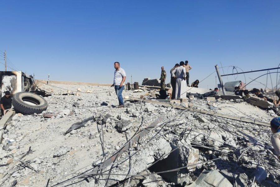 En l’espace de 24 heures, l’armée turque a bombardé la ville de Shengal à deux reprises. Lundi, les drones de l’aviation tuque ont ciblé un véhicule dans le centre-ville, faisant deux morts et plusieurs blessés. À peine 24 heures plus tard, c’est un hôpital de la région qui a été ciblé par plusieurs frappes qui ont également visé les personnes qui tentaient de secourir les blessés ensevelis sous les décombres de l’hôpital. La Turquie exprime effrontément ses ambitions génocidaires à l’encontre de la population kurde yézidie de Shengal.