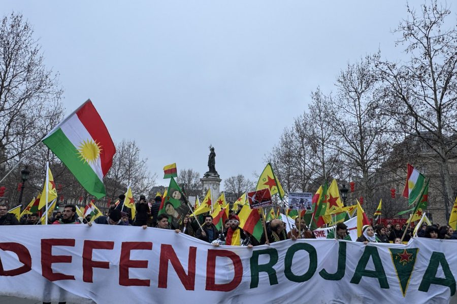 Depuis le 6 janvier, le peuple kurde du Rojava a été confronté à une offensive militaire d’ampleur marquée par des sièges, des bombardements, des déplacements forcés de populations civiles et une crise humanitaire grave. Cette séquence de violences a menacé l’existence même des populations kurdes ainsi que les acquis démocratiques, politiques et sociaux construits au Rojava au prix de lourds sacrifices.